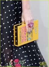 组图：凯蒂-佩里亮相红毯 黑色印花裙笑容甜美