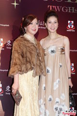 组图：东华三院慈善晚会 何超云陈法蓉性感亮相