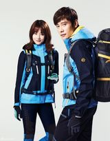 高清组图：李秉宪吴涟序拍户外服情侣写真