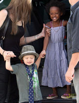 高清组图：朱莉养女法国购物 穿着时髦兴奋大笑