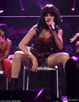 组图：赛琳娜蕾丝透视装献唱 忘我甩发美腿性感