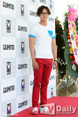 组图：JYJ出席户外品牌活动 登山造型显朝气