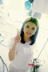 组图：李湘复出拍广告 坦言不满意身材恢复缓慢