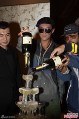 组图：陈冠希将开唱出碟 记者问封杀被请出场