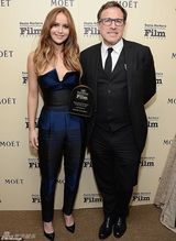 组图：劳伦斯餐厅吻戏显专业 贝尔变秃头肥男