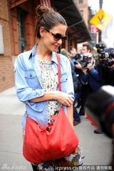 组图：阿汤嫂凯蒂-赫尔姆斯街拍牛仔衬衣搭红包