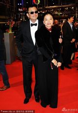 组图：王家卫携妻陈以靳亮相 与章子怡合影