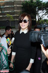 组图：关之琳否认百万办父丧礼 关锦鹏万梓良致祭