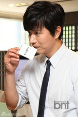 组图：《绅士的品格》金民钟出席香水上市活动