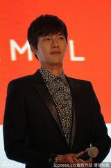 组图：韩星玄彬现身上海活动遭粉丝热情熊抱