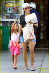 组图：46岁哈莉贝瑞透视衫秀孕肚笑容灿烂