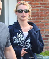 组图：布兰妮高调秀婚戒 与经纪人男友好事将近？