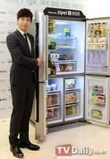 组图：李胜基出席活动笔挺西装展王者气质