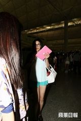 组图：王祖贤搭机夜返加拿大 ipad遮面拒拍照