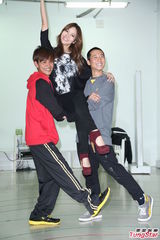 组图：浩角翔起搭配侯佩岑主持跨年秀舞技