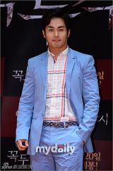 组图：恐怖片《提线木偶》首映 具智成性感露背