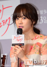 组图：金素妍宣传《需要浪漫》抹胸红裙性感