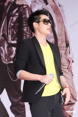 组图：周汤豪长针眼戴墨镜遮丑 公布择偶条件