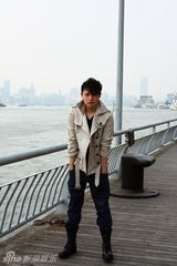 组图：强宇首次触电电影 时装大片显范儿