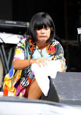 幻灯图集：莉莉-艾伦献唱音乐节 豹纹小内裤登场