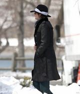 组图：新科影后劳伦斯片场睡眼惺忪状态如梦游