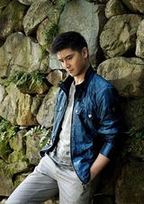 组图：田亮暖春户外写真 展健康成熟形象