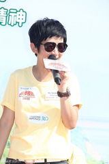 组图：吴君如出席慈善活动 称已安慰脚伤古天乐