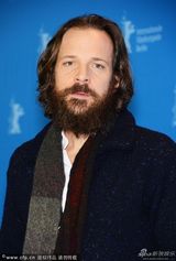 组图：《拉芙莱斯》记者会 阿曼达红裙迷人