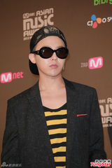 高清图：GD条纹装出席mama记者会 EXO正装帅气