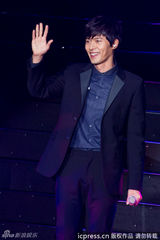 高清组图：玄彬上海开唱 与粉丝合影自拍乐陶陶
