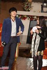 组图：金桢勋优雅亮相腼腆与女粉丝拥抱