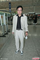 组图：黄百鸣离港避台风 赴大马拍贺岁喜剧