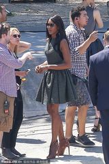 组图：娜奥米被曝遭罗紫琳抢男友 灿笑懒理绯闻