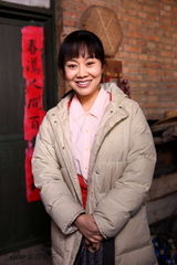 组图：闫妮片场有惊喜 剧组庆生眼泛泪花