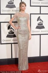 组图：泰勒-斯威夫特透视抹胸裙靓丽十足