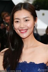 组图：名模刘雯戛纳走秀 低胸长裙秀高挑身材