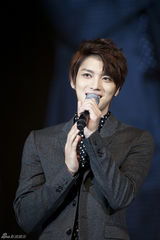 高清组图：金在中泰国粉丝见面会 亲自包饭喂粉丝