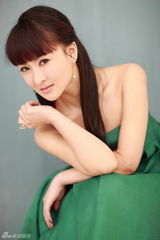 高清图：郑亦桐曝最新俏丽写真 翡翠抹裙展梦幻美肌