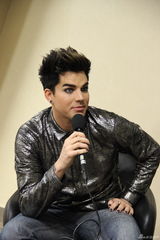 组图：亚当兰伯特上海妩媚开唱眼线撩人