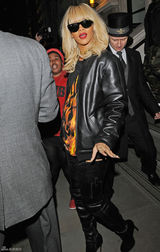 组图：蕾哈娜金发现身伦敦 超短裤搭配T恤