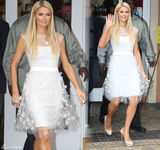 明星爱街拍：白色裸色连衣裙VS男士夏日休闲装