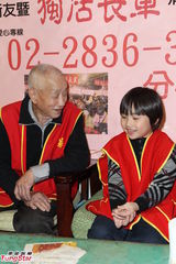 组图：小小彬一家五口关怀独居老人现场温馨