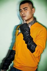 组图：陈龙褪去武松行头 撞色大片引领新风尚