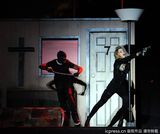 组图：麦当娜挑逗肌肉男上演致命诱惑