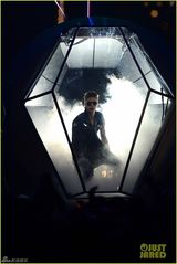 组图：比伯黑超酷帅秀纹身 密室演唱具未来感