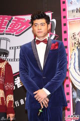 组图：台湾电影联合造势 郭书瑶秀美腿发红包