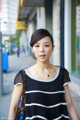 组图：张静初香江唯美街拍 化身繁华都市黑天鹅