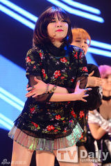 组图：4minute回归突袭游乐园 泫雅短裤秀翘臀