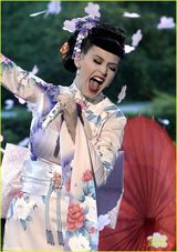 组图：水果姐登台变艺妓雪乳抢镜 东方色彩绚丽