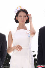 组图：林志玲紧身护士装秀身材 否认任唱歌评委